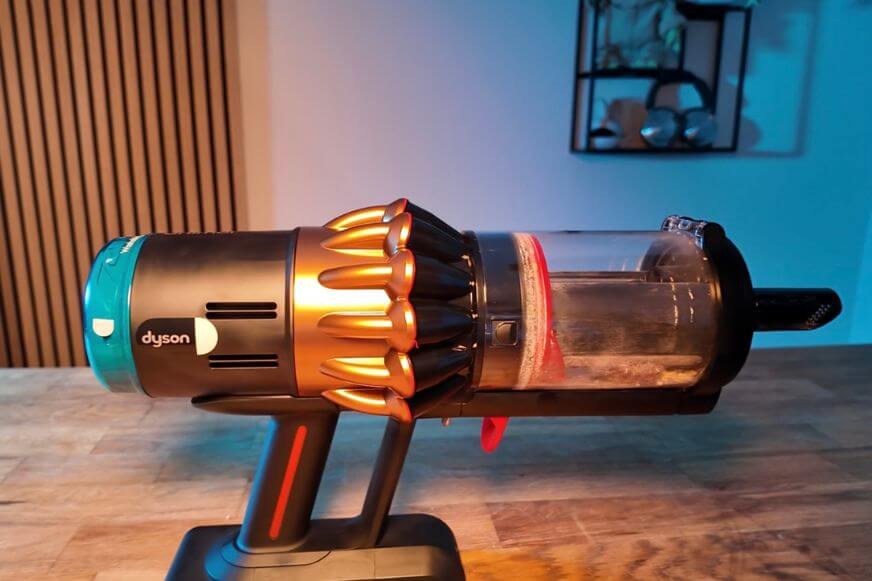 Der Dyson V16 Piston Animal im Detail - Kupfer, schwarzer Griff , das Hauptgerät im Fokus.